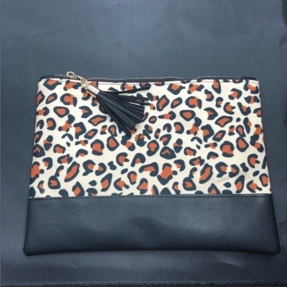 Leopard print zip top clutch / pouch - Picture 2 of 11